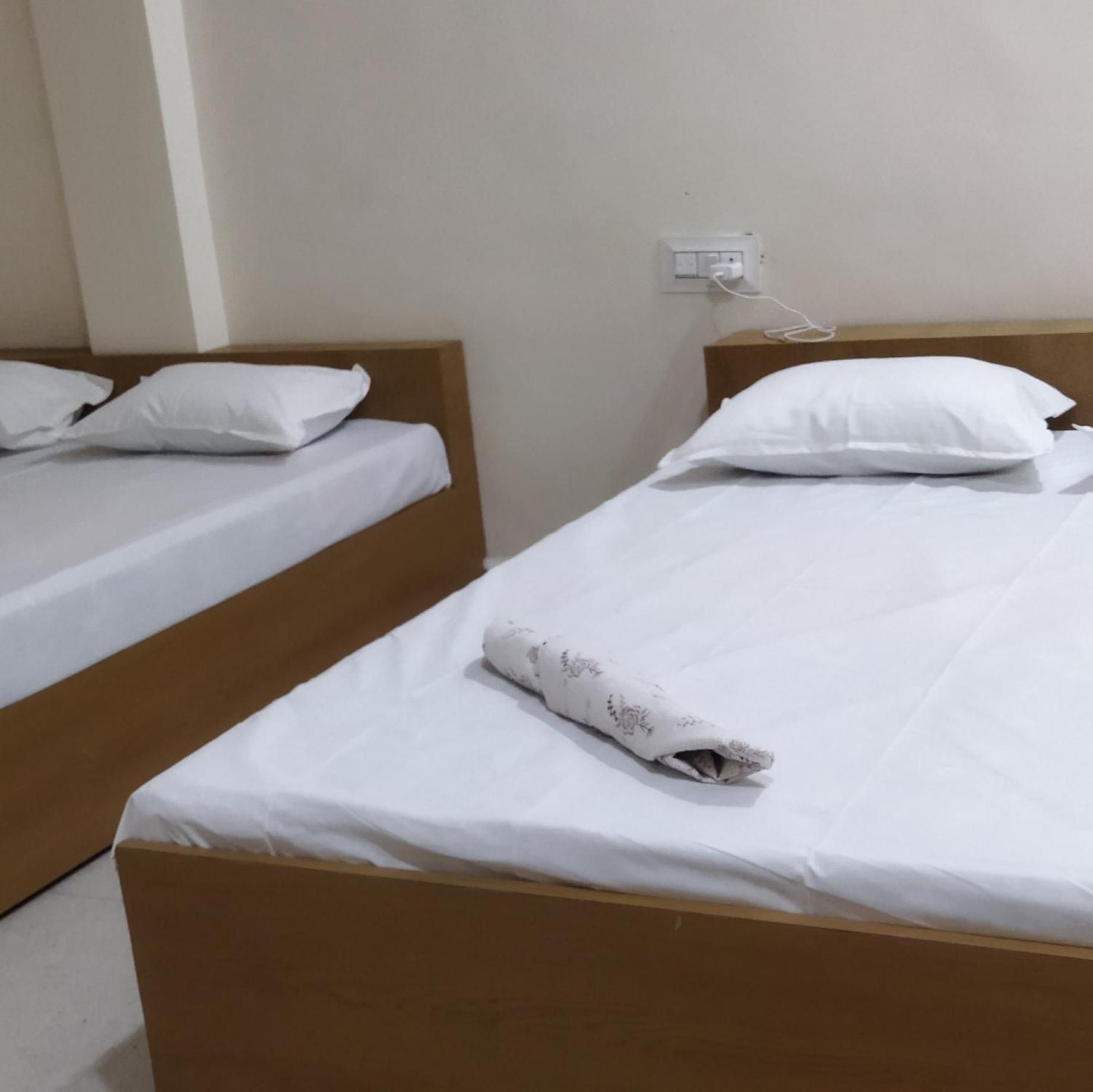 Shree Gajlaxmi Hotel Walking Distance From Mahakaleswar Ujjain Exterior foto
