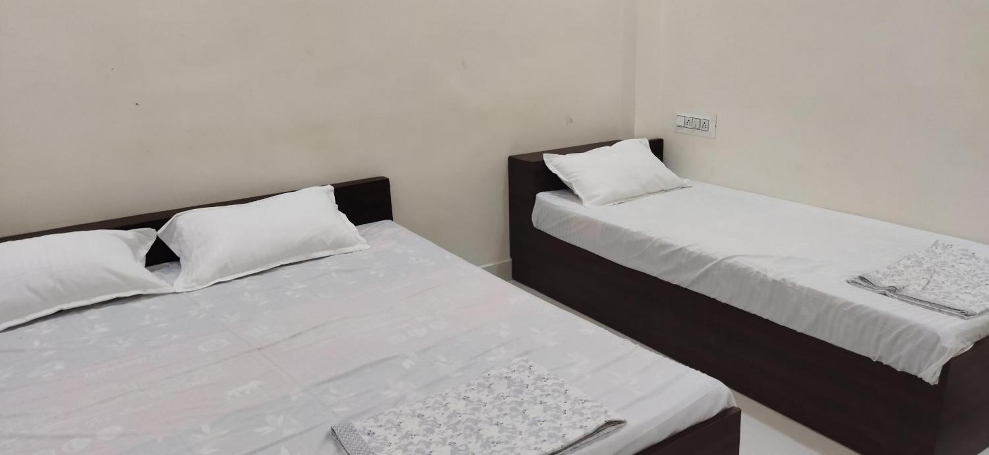 Shree Gajlaxmi Hotel Walking Distance From Mahakaleswar Ujjain Exterior foto