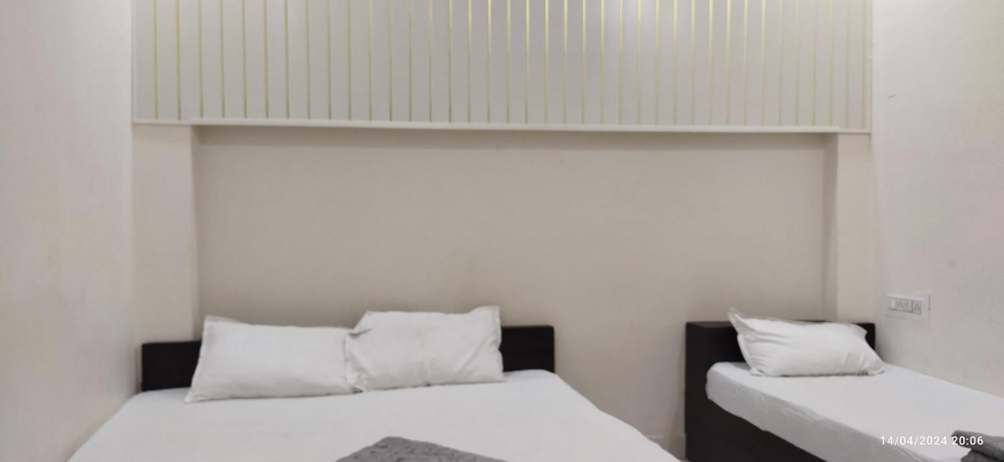 Shree Gajlaxmi Hotel Walking Distance From Mahakaleswar Ujjain Exterior foto