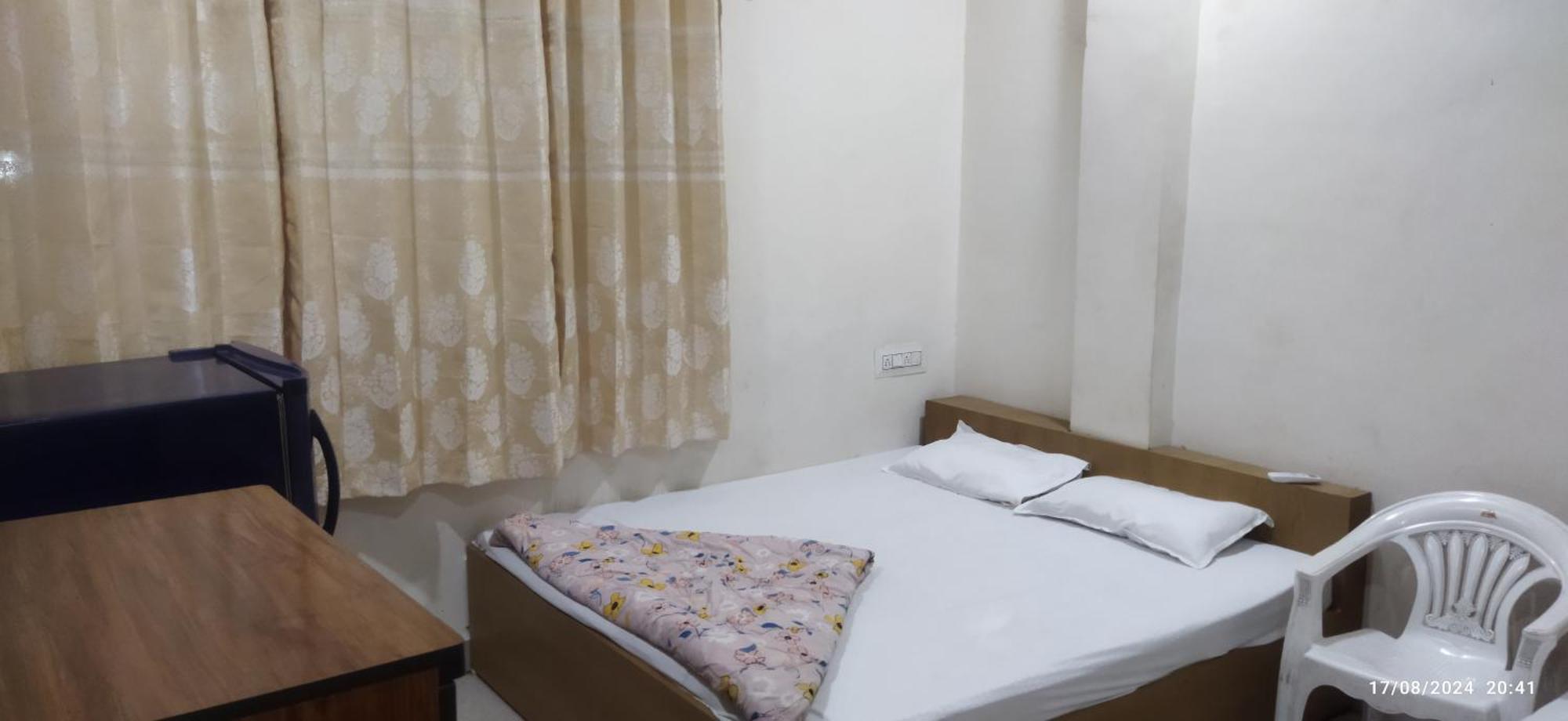 Shree Gajlaxmi Hotel Walking Distance From Mahakaleswar Ujjain Exterior foto