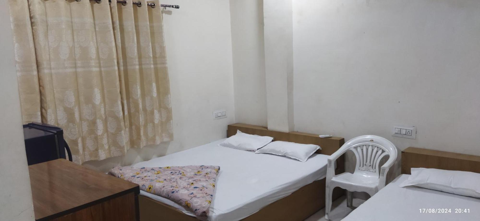 Shree Gajlaxmi Hotel Walking Distance From Mahakaleswar Ujjain Exterior foto